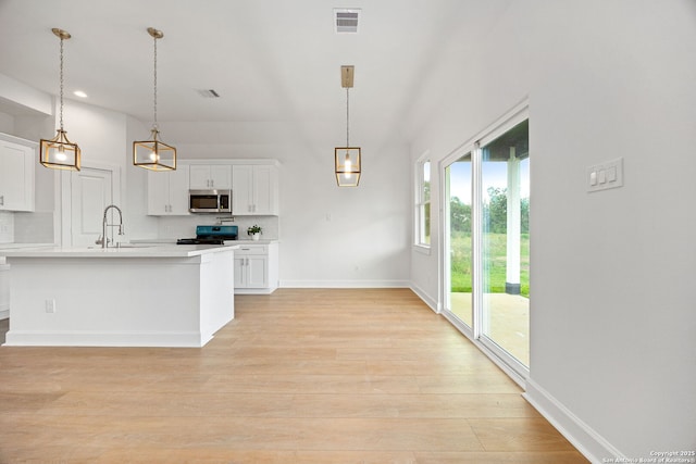 25 Main, Hempstead, TX 77445 - kitchen featuring visible vents, appliances with stainless steel finishes, a sink, light countertops, and light wood-style flooring