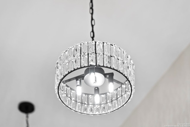 room details featuring an inviting chandelier
