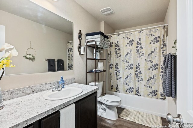 4902 Everett Loop, Converse, TX 78109 - full bath featuring toilet, visible vents, shower / bath combination with curtain, vanity, and wood finished floors