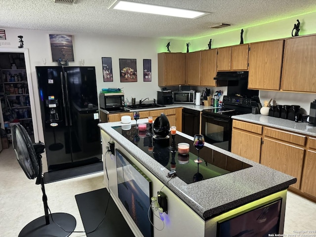 6603 Meadow Fawn, Converse, TX 78109 - kitchen with a sink, a textured ceiling, visible vents, black appliances, and under cabinet range hood