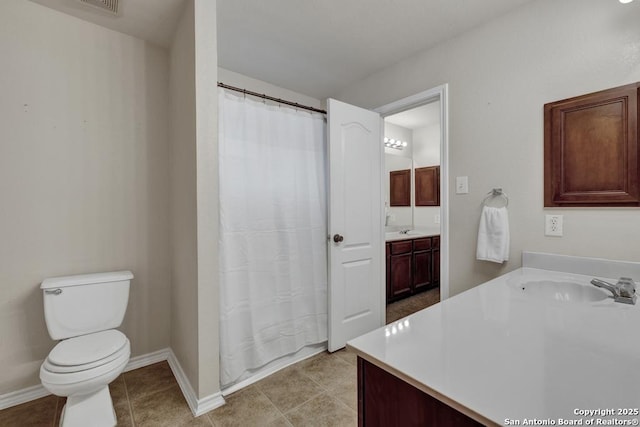 bathroom with toilet, a shower with curtain, vanity, visible vents, and baseboards