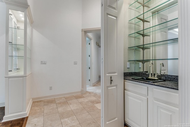 9 Waldenshire, San Antonio, TX 78209 - bar featuring a sink, wet bar, and baseboards