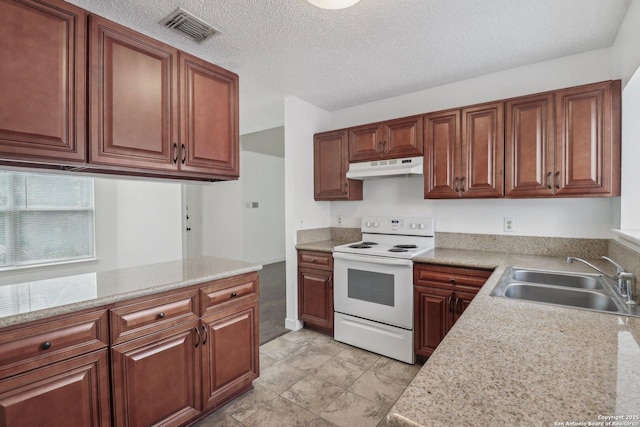 kitchen with a sink, white electric stove, a textured ceiling, visible vents, and under cabinet range hood