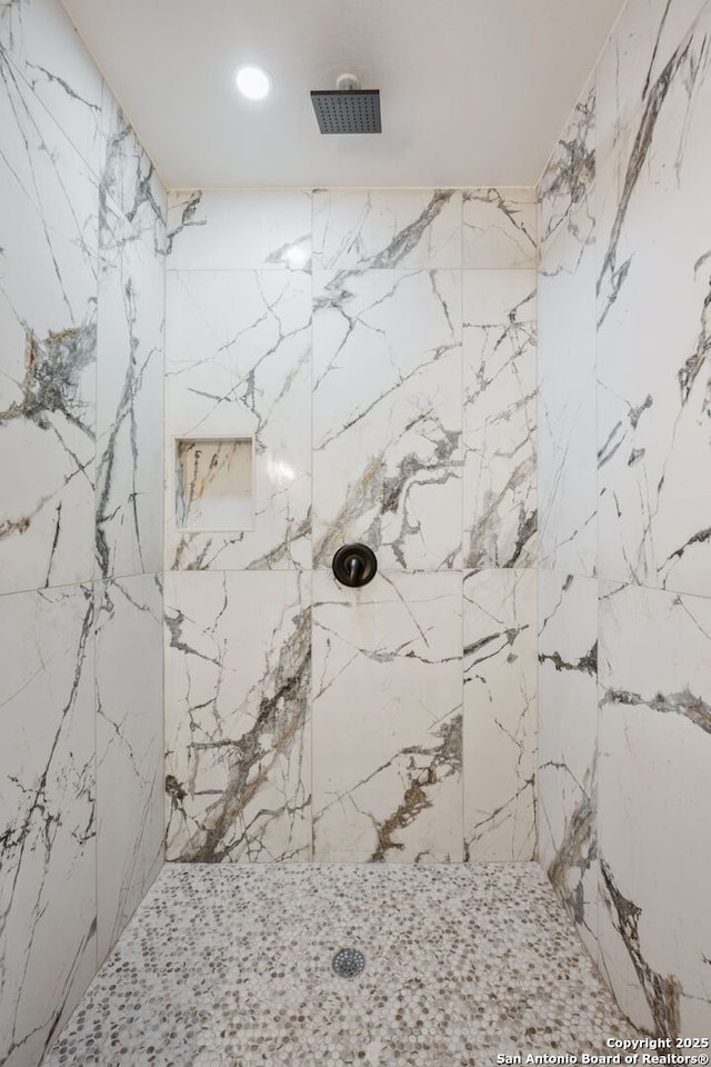 1030 Elsmere, San Antonio, TX 78201 - full bath with visible vents, a tile shower, and recessed lighting
