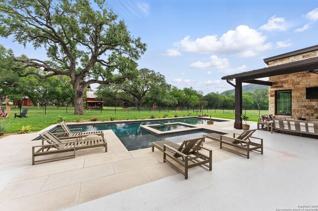 821 Bingham Ln, New Braunfels, TX 78132 - view of swimming pool with a lawn, a patio area, a pool with connected hot tub, and a ceiling fan