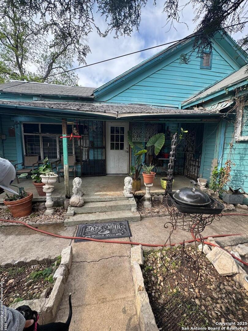 124 E Fest, San Antonio, TX 78204 - exterior space with covered porch and roof with shingles