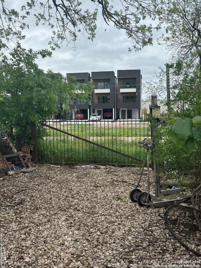 124 E Fest, San Antonio, TX 78204 - back of house with fence