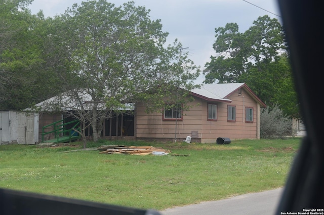 view of yard featuring an outdoor structure and a storage unit