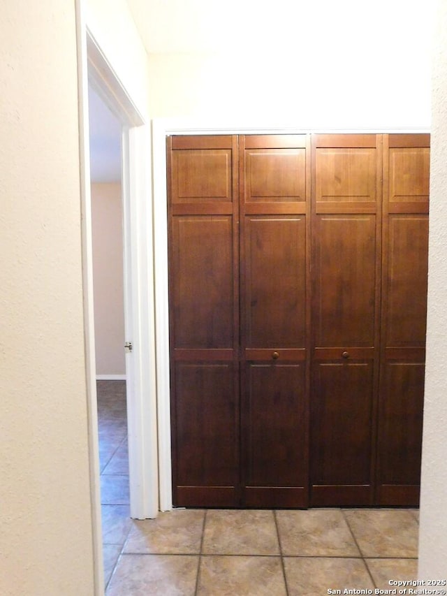 525 Cherry Rdg, Floresville, TX 78114 - hall featuring light tile patterned flooring