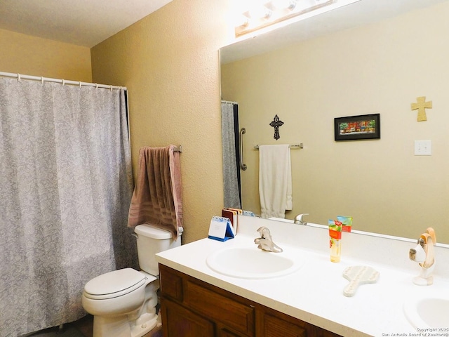525 Cherry Rdg, Floresville, TX 78114 - full bath featuring vanity, toilet, and a shower with shower curtain