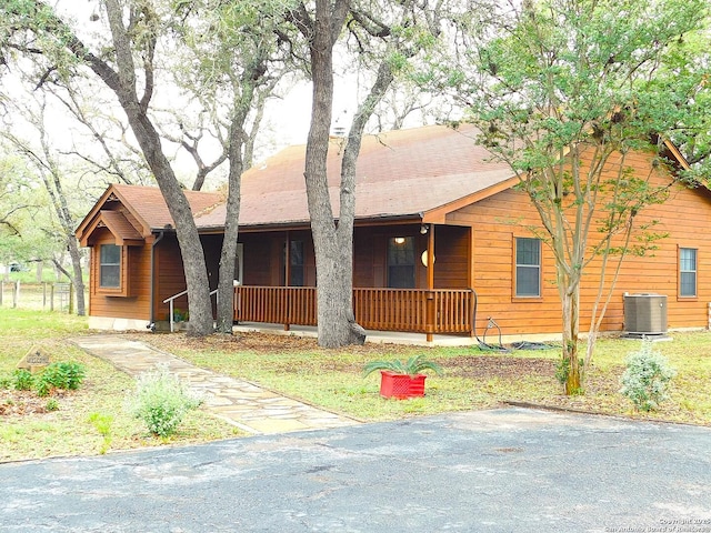 525 Cherry Rdg, Floresville, TX 78114 - ranch-style house with central AC and a porch