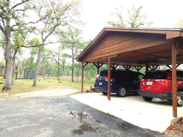 525 Cherry Rdg, Floresville, TX 78114 - view of parking featuring driveway