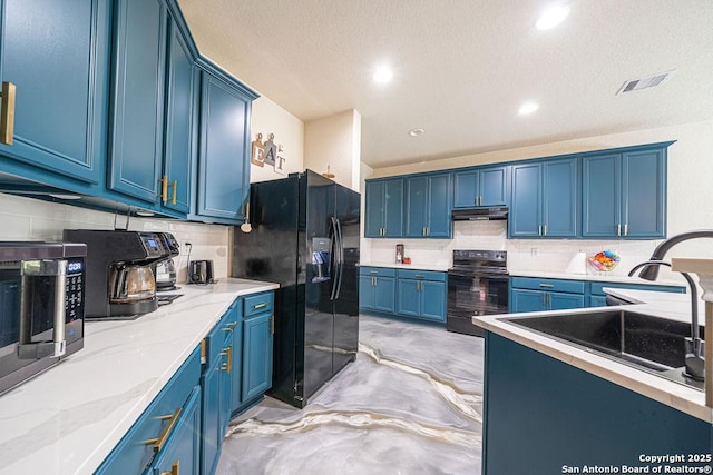 kitchen with black appliances, blue cabinets, tasteful backsplash, under cabinet range hood, and recessed lighting