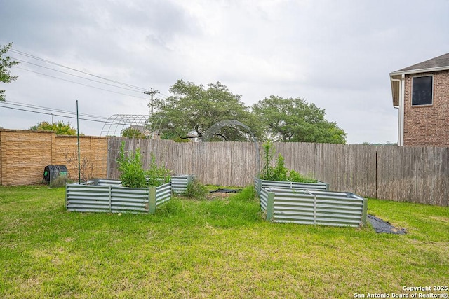 view of yard with a garden