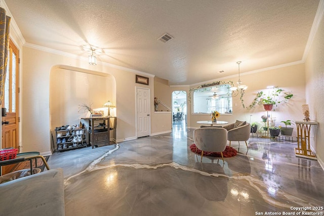 living area with arched walkways, a textured ceiling, ornamental molding, a chandelier, and baseboards