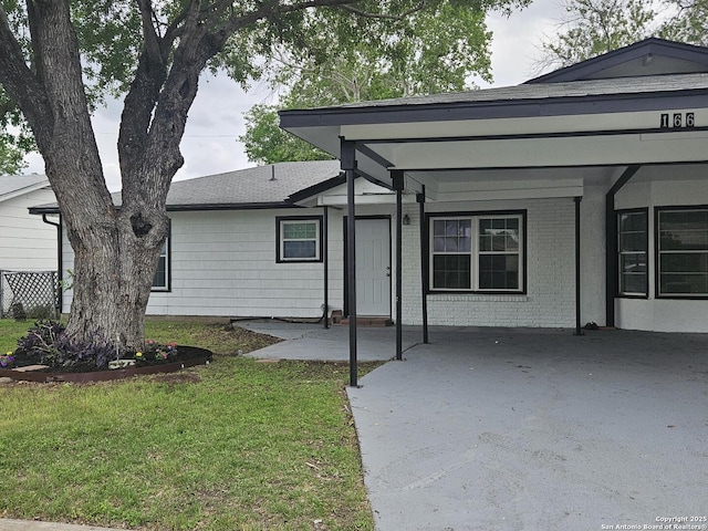 ranch-style house featuring a front yard