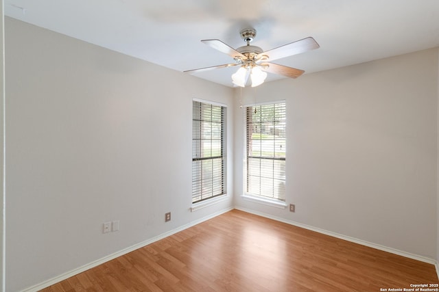unfurnished room featuring light wood-style flooring, baseboards, and a ceiling fan