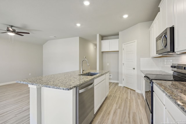 11515 Cottage Pt, San Antonio, TX 78254 - kitchen featuring stainless steel appliances, a sink, ceiling fan, light wood-style flooring, and baseboards