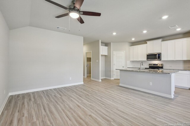 11515 Cottage Pt, San Antonio, TX 78254 - kitchen with appliances with stainless steel finishes, light wood finished floors, baseboards, a ceiling fan, and recessed lighting