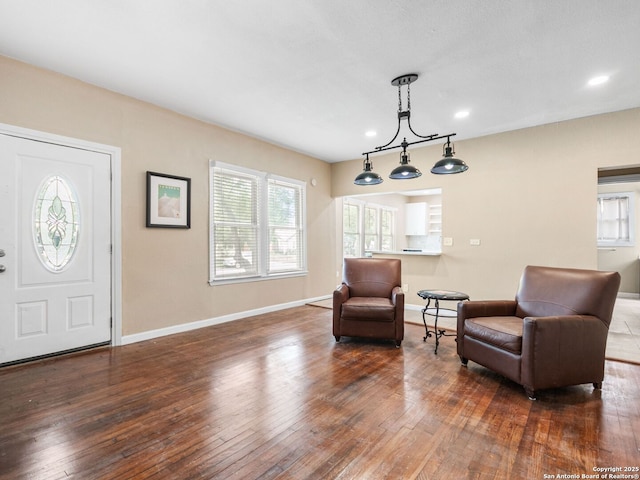 928 W Huisache, San Antonio, TX 78201 - living area featuring baseboards, hardwood / wood-style flooring, and recessed lighting
