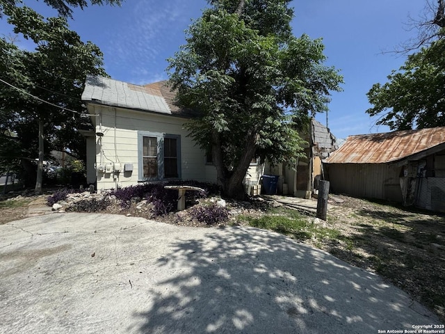 104 E Harlan, San Antonio, TX 78214 - view of side of property with a patio