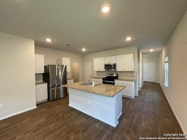 kitchen with stainless steel appliances, a sink, baseboards, dark wood finished floors, and recessed lighting