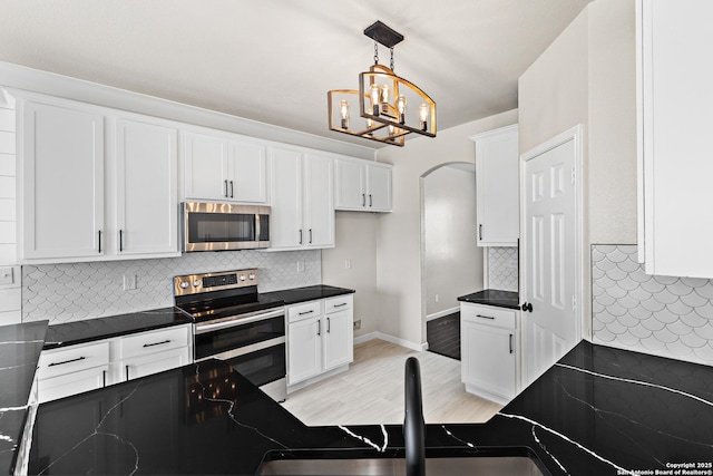 3727 Columbia, Cibolo, TX 78108 - kitchen with stainless steel appliances, arched walkways, dark countertops, a chandelier, and backsplash