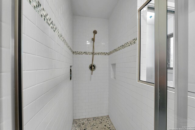 bathroom featuring tiled shower