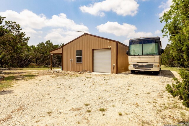 view of outdoor structure with an outbuilding