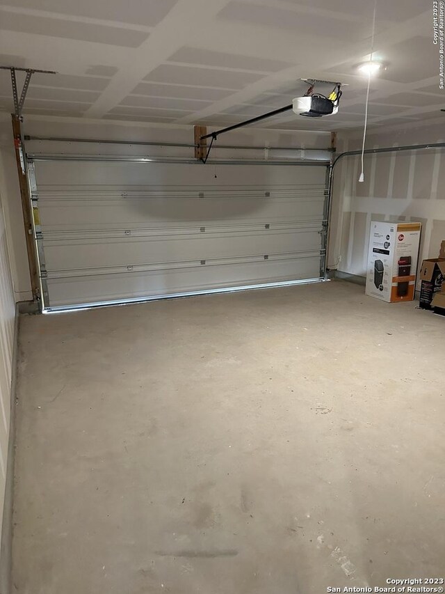 10742 Hernando Ct, Converse, TX 78109 - garage featuring a garage door opener