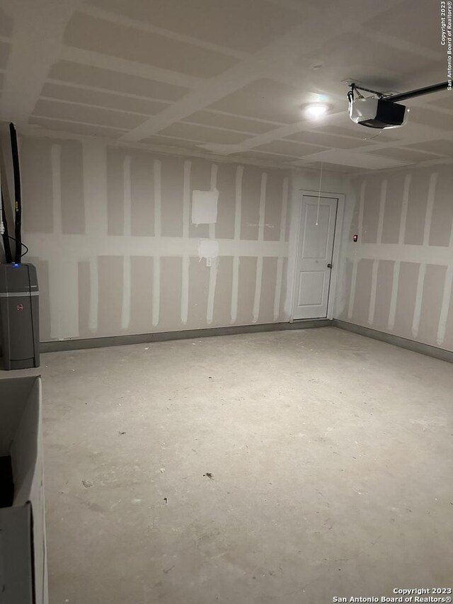 10742 Hernando Ct, Converse, TX 78109 - garage featuring a garage door opener