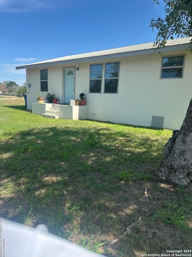 view of front of property featuring stucco siding and a front lawn