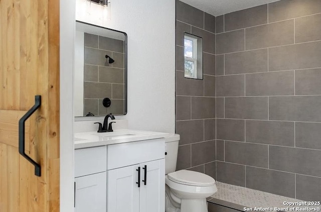 250 Oelkers, San Antonio, TX 78204 - bathroom featuring toilet, a tile shower, and vanity