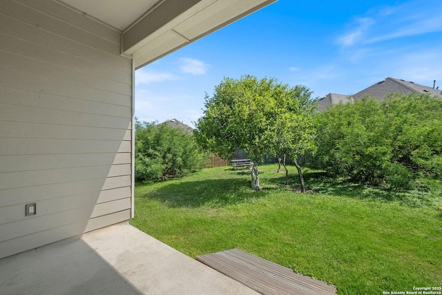 view of grassy yard featuring a patio area