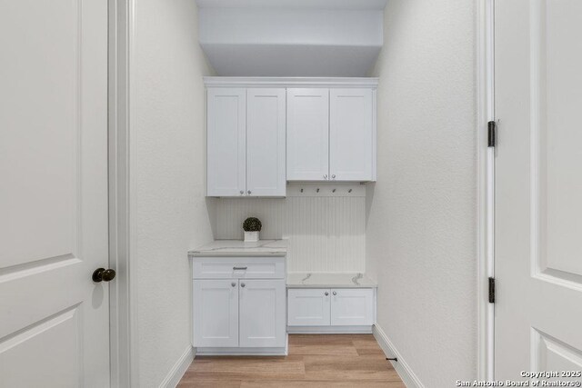 1310 S Mesquite, San Antonio, TX 78210 - laundry area featuring light wood-type flooring and baseboards