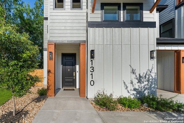 1310 S Mesquite, San Antonio, TX 78210 - entrance to property featuring board and batten siding
