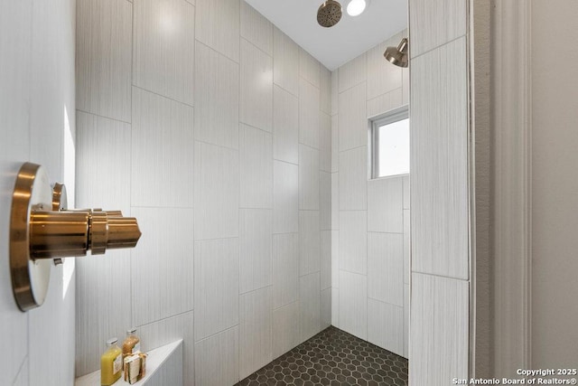 1310 S Mesquite, San Antonio, TX 78210 - bathroom featuring a tile shower