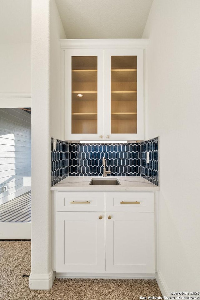 1310 S Mesquite, San Antonio, TX 78210 - bar featuring a sink, backsplash, baseboards, and light colored carpet