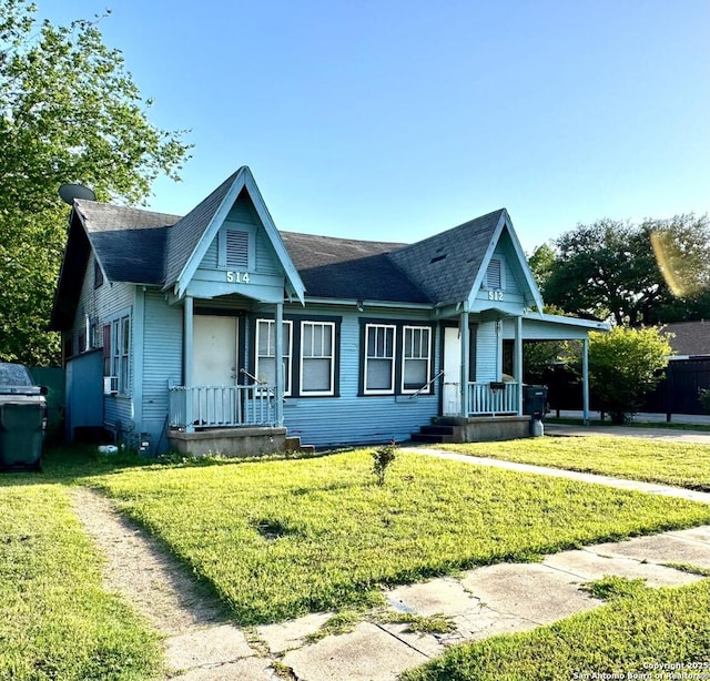 512 E Travis St, Luling, TX 78648 - view of front facade featuring a front yard