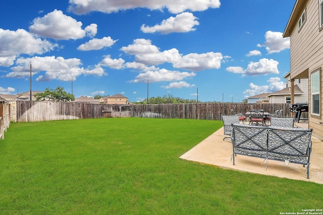 view of yard featuring a patio area