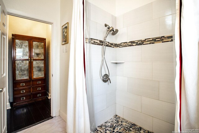243 N, San Antonio, TX 78201 - full bath featuring a tile shower and baseboards
