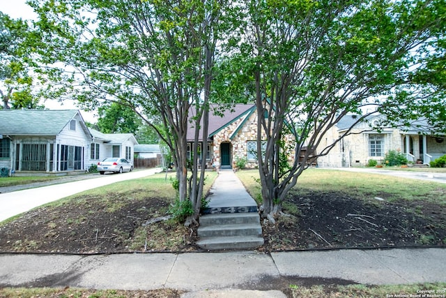 243 N, San Antonio, TX 78201 - view of front facade featuring stone siding