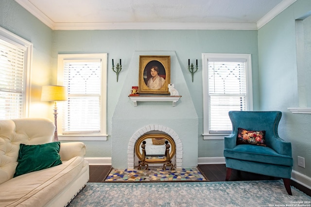 243 N, San Antonio, TX 78201 - sitting room featuring wood finished floors, ornamental molding, baseboards, and plenty of natural light