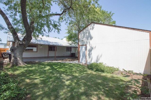 6614 Spring Hurst, San Antonio, TX 78249 - rear view of property featuring a lawn