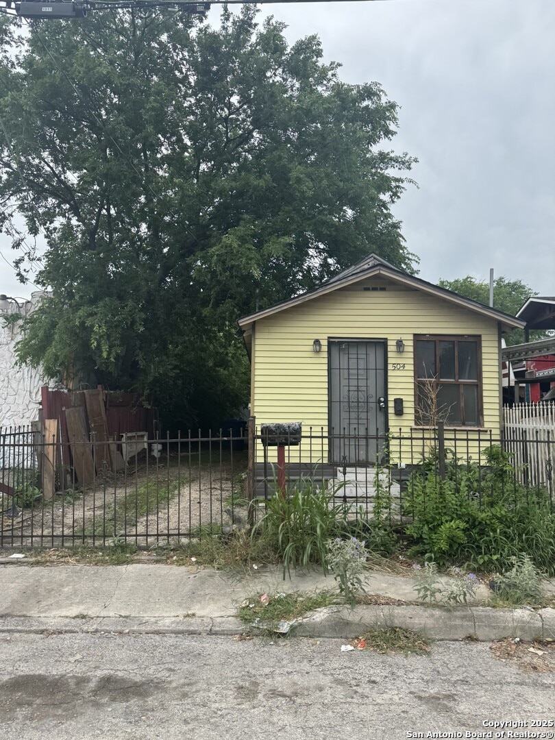 504 Albert, San Antonio, TX 78207 - view of outdoor structure with a fenced front yard