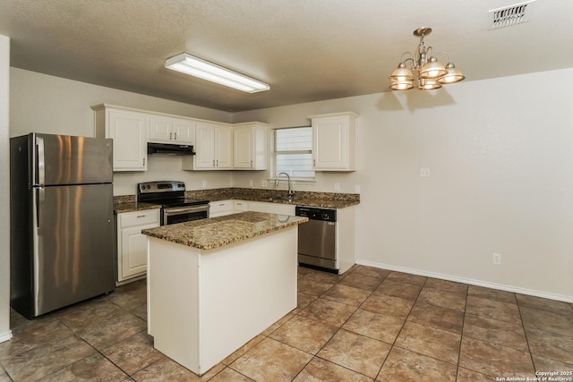 5503 Hidden, San Antonio, TX 78252 - kitchen featuring appliances with stainless steel finishes, under cabinet range hood, a sink, a chandelier, and white cabinets