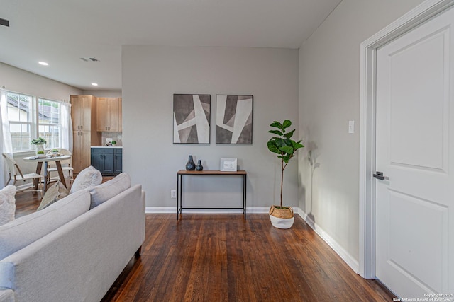 1641 W Huisache, San Antonio, TX 78201 - living room featuring dark wood-type flooring, baseboards, and recessed lighting