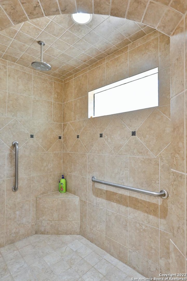 full bathroom featuring tiled shower