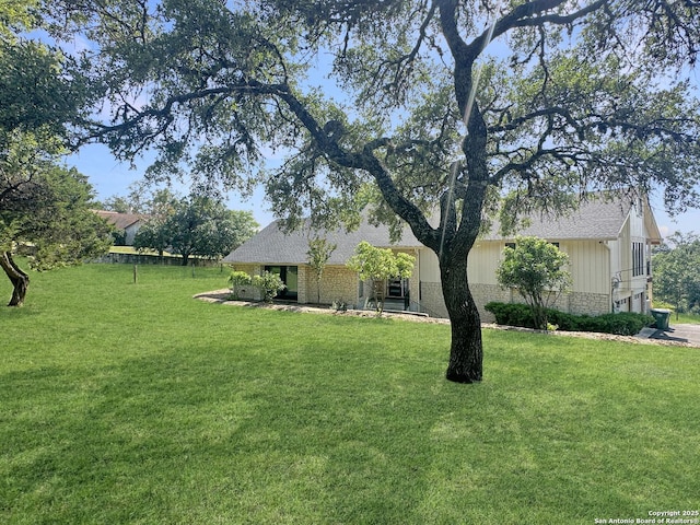 view of green lawn