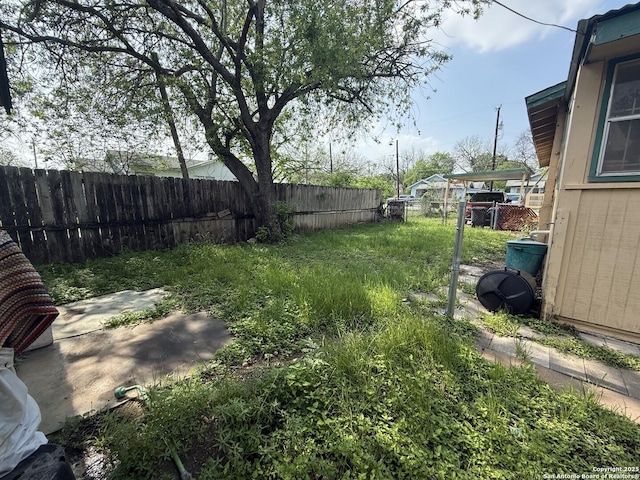 318 Uvalde, San Antonio, TX 78210 - view of yard featuring fence